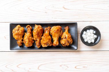 Soslu kızarmış tavuk.