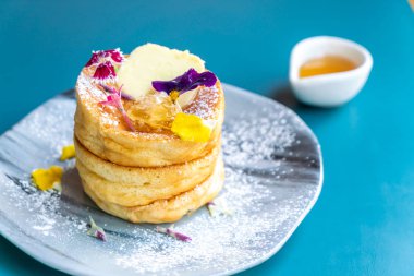 bal ve tereyağı ile pancake