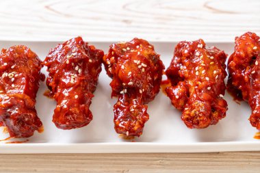 Baharatlı soslu kızarmış tavuk 