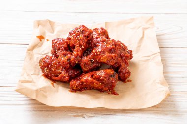 Baharatlı soslu kızarmış tavuk 