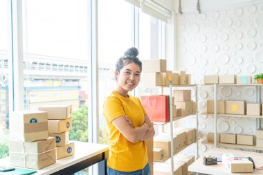 Asya kadın iş sahibi çalışan evde ambalaj kutusu ile w