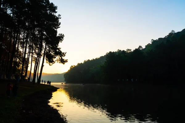 Pang ladí jezero a smrkovými lesy s východem slunce v Mae Hong Son, Th — Stock fotografie