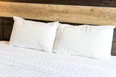 Beyaz rahat yastıklar 