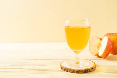 Kırmızı elma meyvesi ile elma suyu