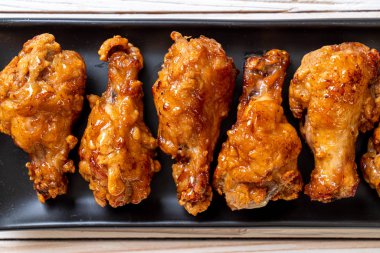 Soslu kızarmış tavuk.