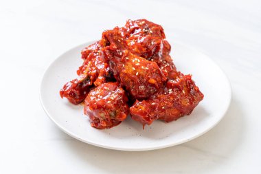 Baharatlı soslu kızarmış tavuk 