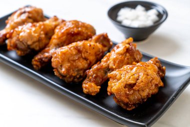 Soslu kızarmış tavuk.