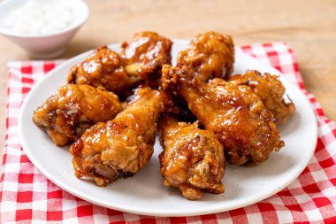 Soslu kızarmış tavuk.