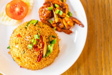 Karides ile Tom Yum Kızarmış Pilav