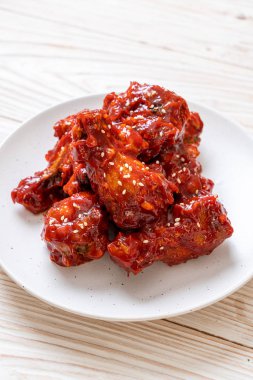 Baharatlı soslu kızarmış tavuk 