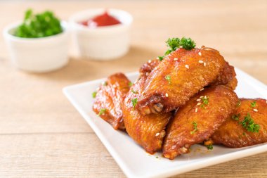 Barbekü tavuk kanatları beyaz susam ile