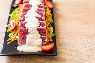 Taze orkinos çiğ sebze salatası ve sos ile