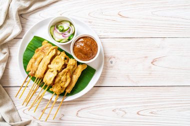 Domuz Satay-ızgara domuz fıstığı sosu veya tatlı ile servis ve 