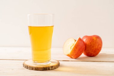 Kırmızı elma meyvesi ile elma suyu