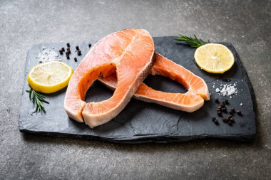 taze çiğ somon fileto biftek