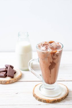 Buzlu çikolata milkshake içecek