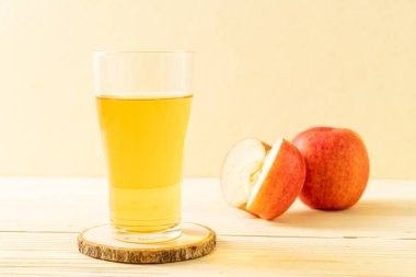 Kırmızı elma meyvesi ile elma suyu