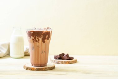 Buzlu çikolata milkshake içecek