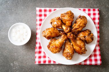 Soslu kızarmış tavuk.