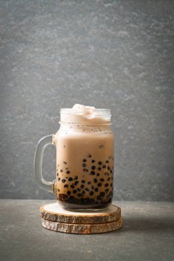 Kabarcıklar ile Tayvan süt çayı