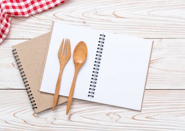 metin Not kopya sapce ile ahşap yüzeyde için boş defter