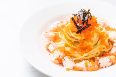 karidesler ve karides yumurtası ile spagetti kremsi