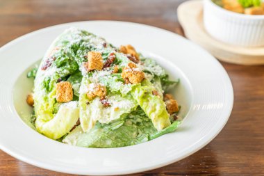 Beyaz tabakta Sezar salatası