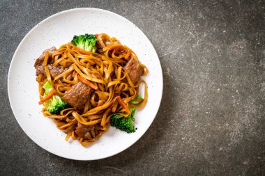 domuz ve sebze ile kızarmış erişte