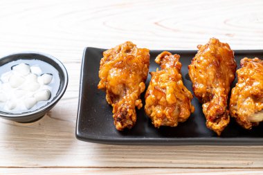 Soslu kızarmış tavuk.