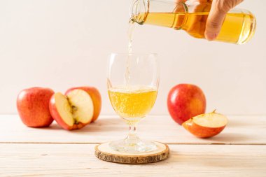 Kırmızı elma meyvesi ile elma suyu