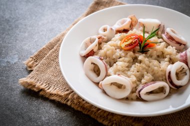 Kalamarlar veya ahtapot risotto