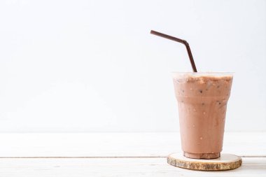 Buzlu çikolata milkshake içecek