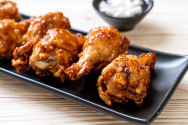 Soslu kızarmış tavuk.