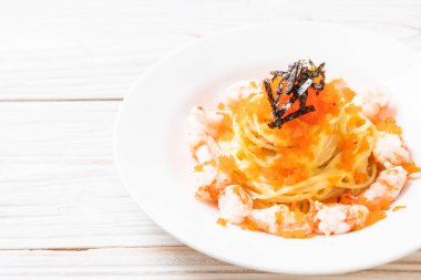 karidesler ve karides yumurtası ile spagetti kremsi