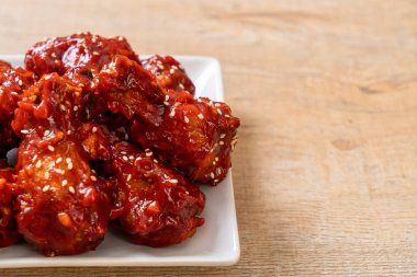 Baharatlı soslu kızarmış tavuk 