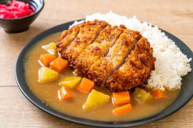 Çıtır çıtır kızarmış domuz pirzola köri ve pilav ile 