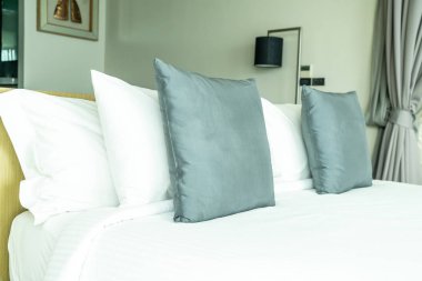 Yatak odasının iç tarafında yastık ve yatak dekorasyonu.