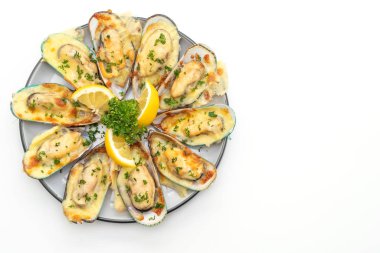 Peynirli taze midye. 