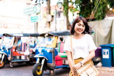 Mutlu ve güzel Asyalı kadın Khao Sarn Road, Tha seyahat