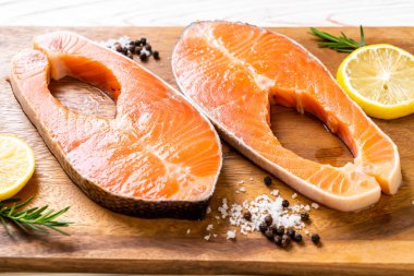 taze çiğ somon fileto biftek