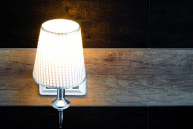 Yatak odasında parlayan lamba 