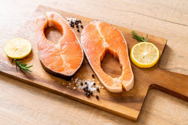 taze çiğ somon fileto biftek