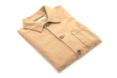 chemise pliée sur fond blanc