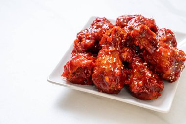 Baharatlı soslu kızarmış tavuk 