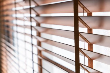 Oturma odasında penceresinde ahşap kepenkleri