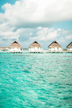 plaj ve deniz ile tropikal Maldivler tatil otel ve ada