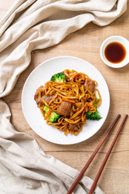 domuz ve sebze ile kızarmış erişte