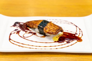 Sos ile foie gras suşi