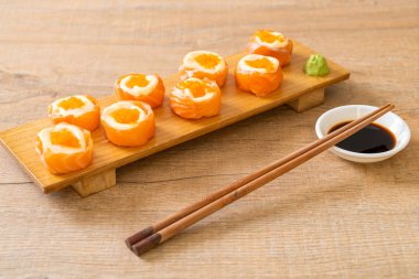 mayonez ve karides yumurta ile taze somon suşi rulo