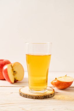 Kırmızı elma meyvesi ile elma suyu